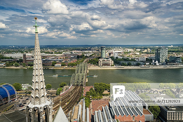 Deutschland  Köln  Blick vom Dach des Kölner Doms auf Deutz und Rhein