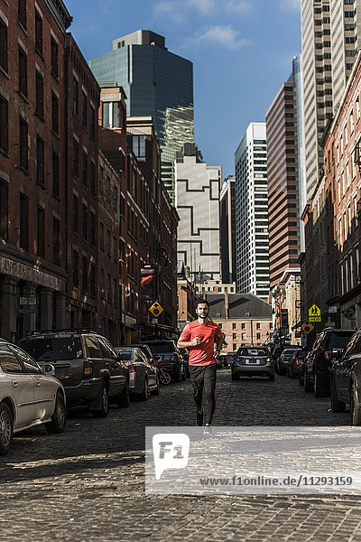USA  New York City  Mann läuft in Manhattan