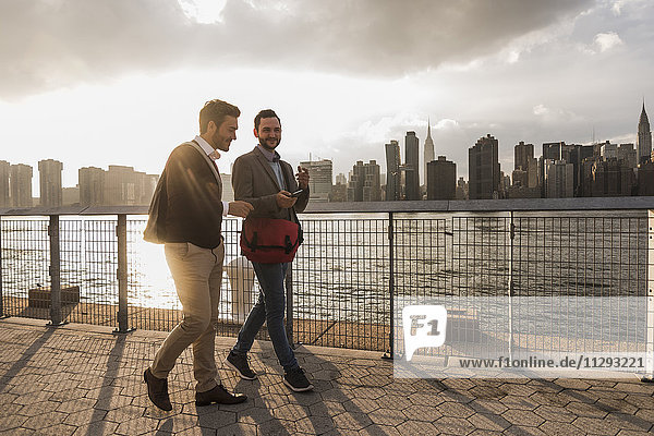 USA  New York City  zwei junge Männer entlang des East River