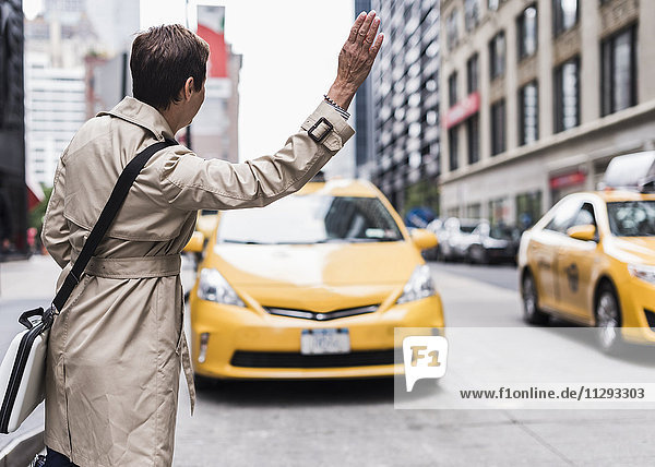 USA  New York City  Frau in Manhattan beim Taxifahren
