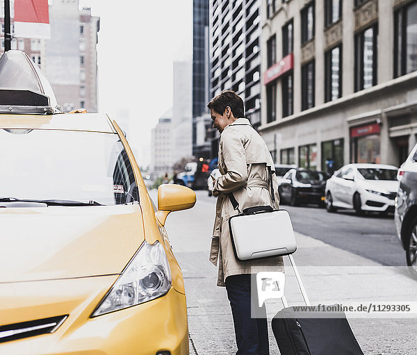 USA  New York City  Frau in Manhattan am Taxi