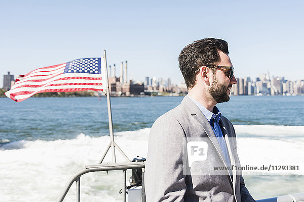 USA  New York City  Geschäftsmann auf der Fähre auf dem East River