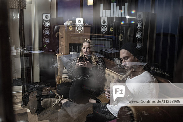 Zwei Musiker bei einer Pause im Aufnahmestudio