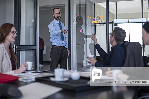Geschäftsleute mit einer Besprechung im Büro