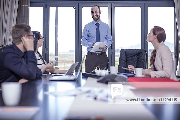 Geschäftsleute mit einer Besprechung im Büro