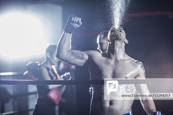 Boxer feiert nach Sieg im Boxring