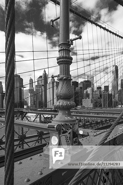 USA  New York City  Teil der Brooklyn Bridge mit Blick auf Manhattan