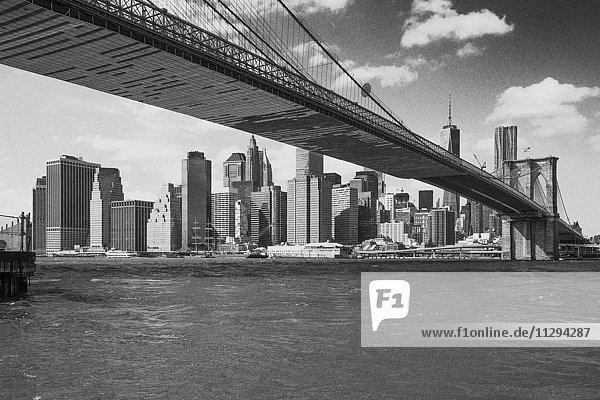 USA  New York City  Blick nach Manhattan mit Brooklyn Bridge im Vordergrund