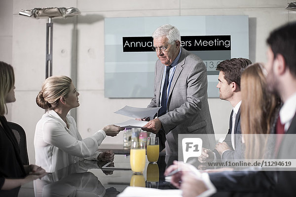 Geschäftspartner besprechen Geschäftsvorfälle im Meeting