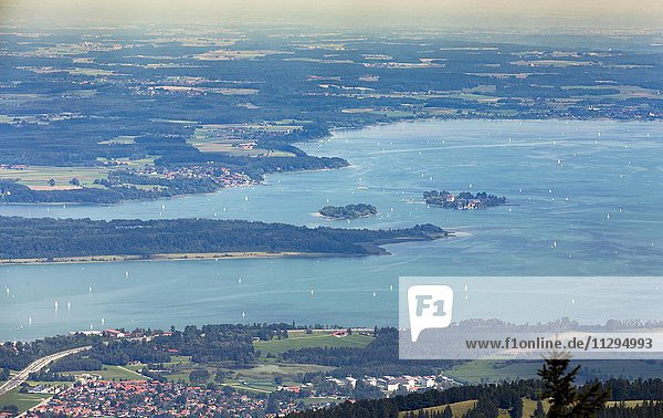Chiemsee mit Fraueninsel  Herreninsel und Krautinsel  Chiemgau  Bayern  Deutschland  Europa