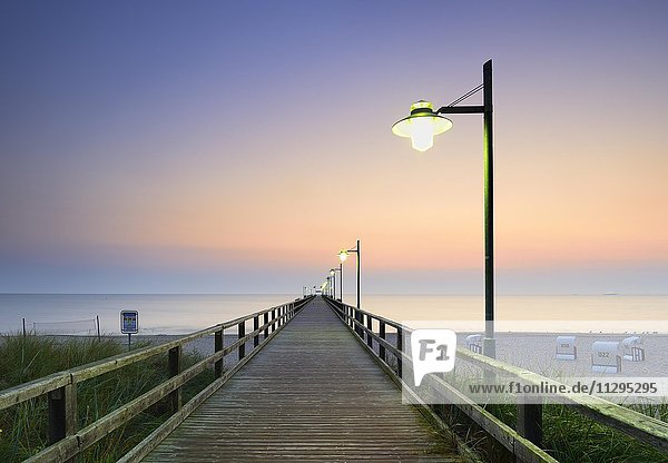 Seebrücke am Strand bei Sonnenaufgang  Bansin  Insel Usedom  Mecklenburg-Vorpommern  Deutschland  Europa