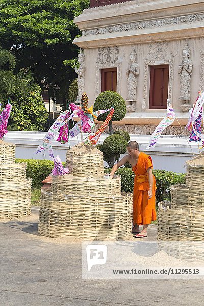 Sand chedis am Tempel während dem Songkran Festival  thailändisches Neujahrsfest  Wat Phra Singh  Chiang Mai  Thailand  Asien