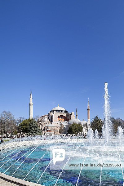 Hagia Sophia mit Brunnen  Istanbul  Türkei  Asien