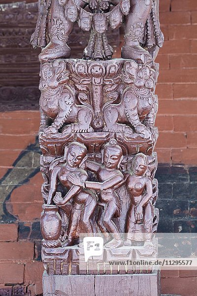 Erotische Holzschnitzereien an Bachhareshwari Tempel  Pashupatinath Tempelkomplex  Kathmandu  Nepal  Asien
