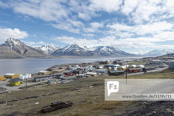 Blick über Longyearbyen  Insel Spitzbergen  Spitzbergen Inselgruppe  Norwegen  Europa