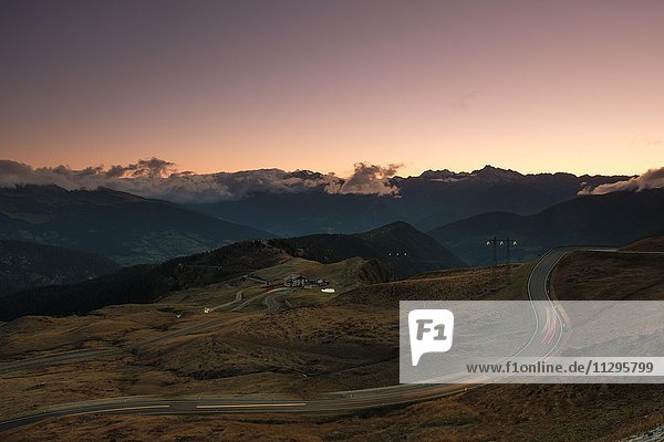 Straße Jaufenpass bei Sonnenuntergang hinten Brennerberge Südtirol Italien Europa