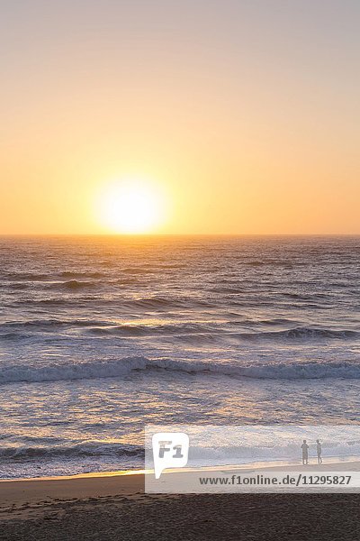 Sonnenuntergang  Kinder am Strand  Pazifikküste  Pacific Coast Highway  Kalifornien  USA  Nordamerika