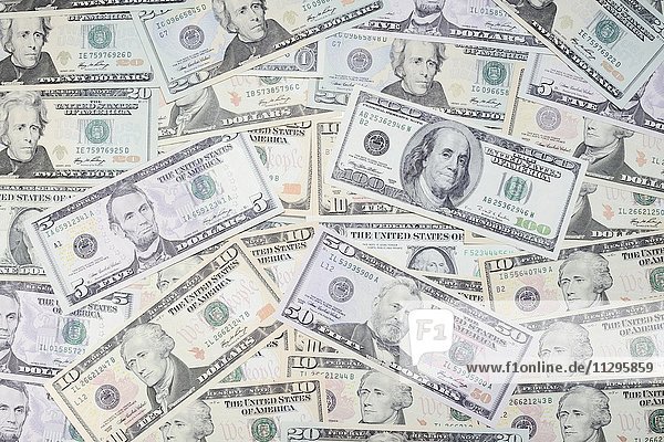 Verschiedene US Dollarscheine auf einem Haufen
