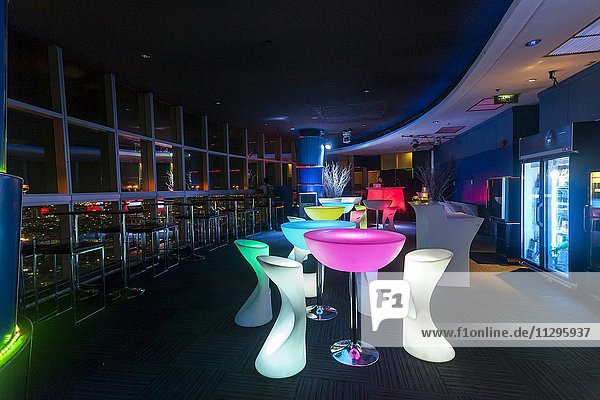Beleuchtete Stühle und Tische in einer Diskothek  Bangkok  Thailand  Asien