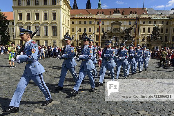 Wachablösung vor der Prager Burg auf dem Burgberg Hradschin  Prag  Tschechien  Europa