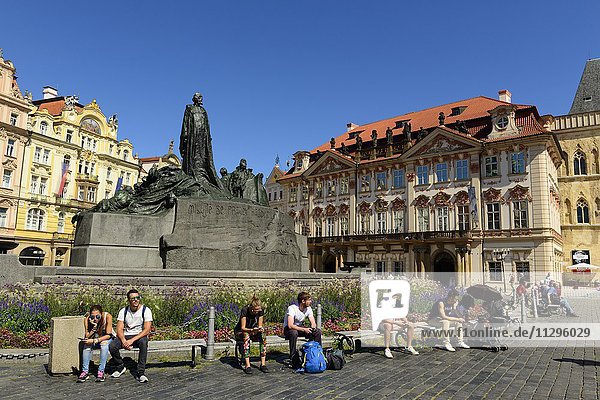 Jan Hus Monument  Palais Golz-Kinsky  Old Town Square  Prague  Czech Republic  Europe