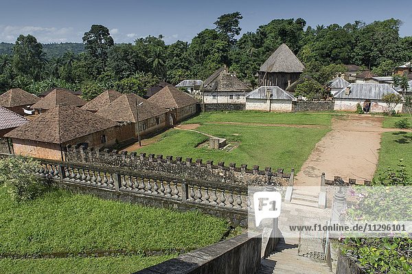Traditionelles Dorf Chefferie von Bafut  Chefferie de Bafut  hinten Versammlungshaus Atchum  auch Achum  UNESCO-Weltkulturerbe  Bamenda  Region Nordwest  Kamerun  Afrika