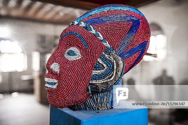 Skulptur geschmückt mit Glasperlen und Keramikperlen  historisches Museum des Bamun-Volkes  Sultanspalast  Foumbam  Region West  Kamerun  Afrika