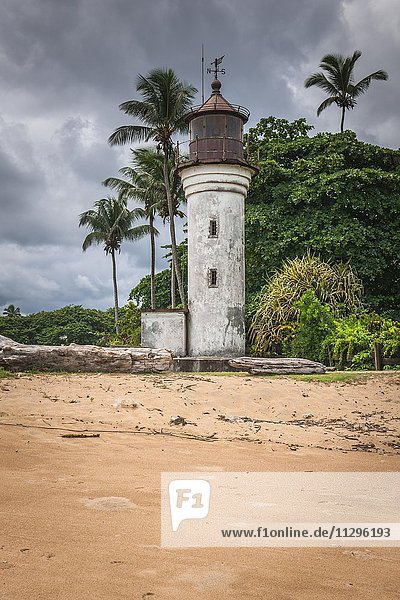 Alter Leuchtturm  Le Phare  mit Wolkenhimmel  aus der deutschen Kolonialzeit  1906 erbaut  Kribi  Region Süd  Kamerun  Afrika