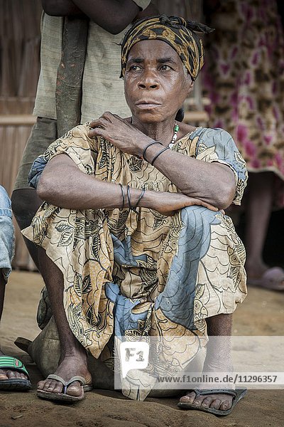 Pygmäen Frau vom Volk der Baaka  oder Baka  oder Ba'aka  Grand Batanga  Region Süd  Kamerun  Afrika