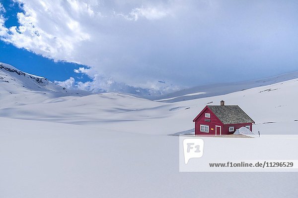 Verschneite Landschaft mit einsamem roten Haus  Voss  Hordaland  Norwegen  Europa