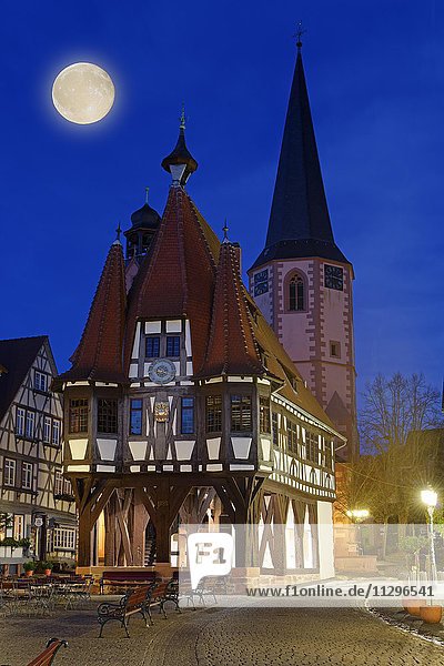 Rathaus vor dem Turm der Stadtkirche bei Nacht mit Vollmond  Michelstadt  Odenwald  Hessen  Deutschland  Europa
