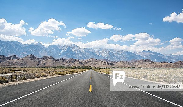 Highway 136  Lone Pine  Sierra Nevada  mountains  California  USA  North America
