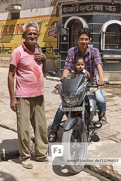 Straßenszene  Mann mit Kind auf Motorrad  Bera  Rajasthan  Indien  Asien