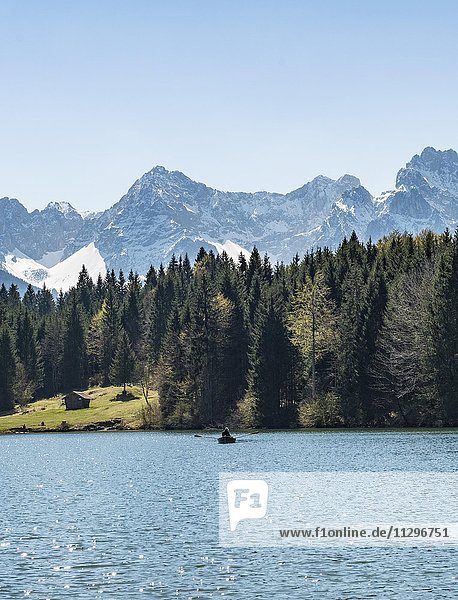 Ruderboot auf dem Geroldsee  Wagenbrüchsee  hinten Nördliche Karwendelkette  Werdenfelser Land  Oberbayern  Bayern  Deutschland  Europa