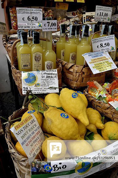 Sfusato-Zitronen  auch Amalfi Zitronen und Limoncello in einem Geschäft in Amalfi  Amalfiküste  Costiera Amalfitana  Kampanien  Italien  Europa