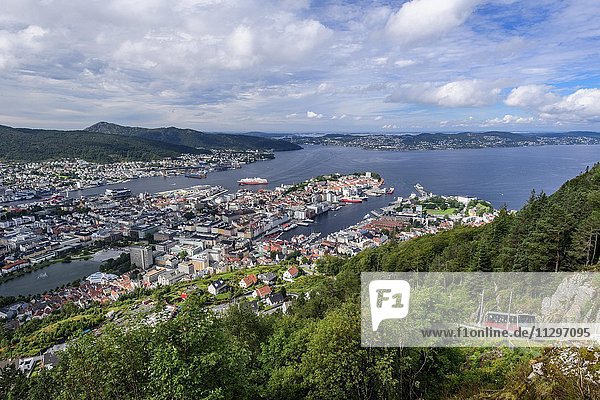 Ausblick vom Hausberg Fløyen auf Bergen  rechts Fløenbahn  Floyenbahn  Hordaland  Norwegen  Europa