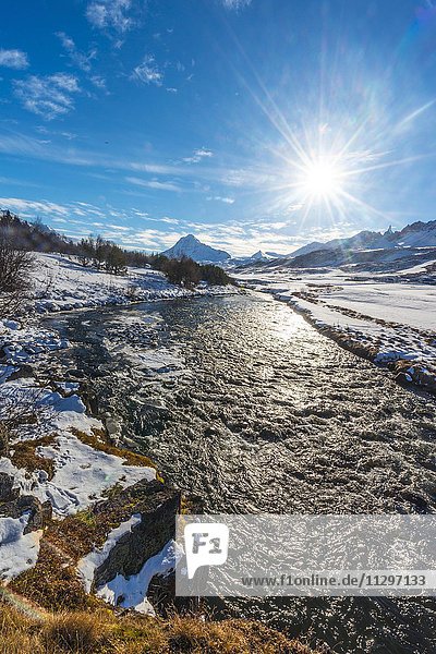 Fluss fließt durch ein Tal im Winter mit Bergen  Nordwesten  Island  Europa
