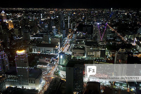 Bangkok Skyline in der Nacht  Bangkok  Thailand  Asien