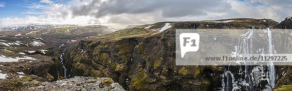 Canyon des Glymur  196 Meter hoher Wasserfall  Hvalfjarðarsveit  Vesturland  Island  Europa
