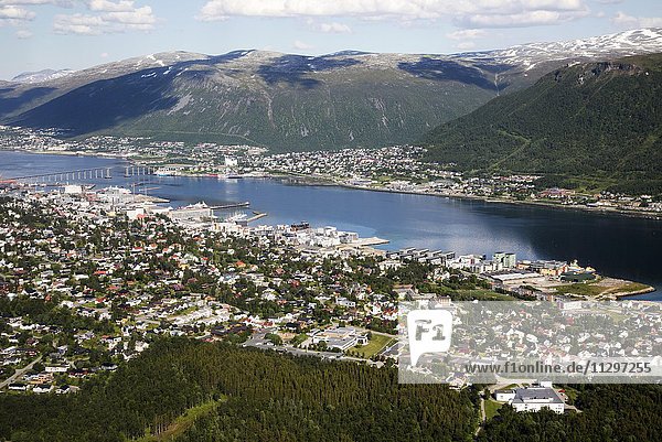 Luftaufnahme  Hafen und Gebäude der Stadt Tromsø  Norwegen  Europa
