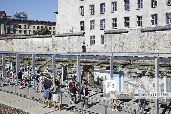 Menschen betrachten die Ausstellung Topographie des Terrors an der Berliner Mauer  Berlin  Deutschland  Europa