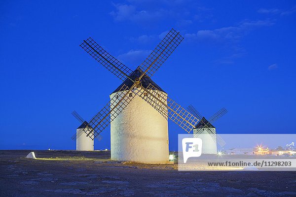 Beleuchtete Windmühlen in der Morgendämmerung  Campo de Criptana  Provinz Ciudad Real  Kastilien-La Mancha  Spanien  Europa