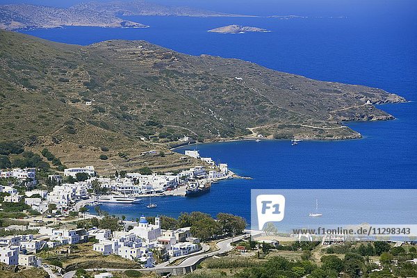 Katapola Hafen  erhöhte Ansicht  Katapola  Amorgos  Kykladen  Griechenland  Europa