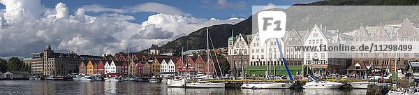 Kontore  Holzhäuser  historisches Hanseviertel Bryggen  Bergen  Hordaland  Norwegen  Europa
