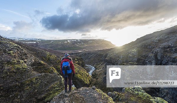 Wanderin blickt oberhalb des Wasserfalls auf Canyon des Glymur  Hvalfjarðarsveit  Vesturland  Island  Europa