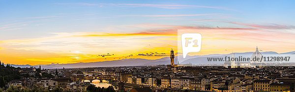 Panoramablick vom Piazzale Michelangelo  Stadtansicht bei Sonnenuntergang mit Dom  Duomo Santa Maria del Fiore  Palazzo Veccio und Ponte Veccio  Florenz  Toskana  Italien  Europa