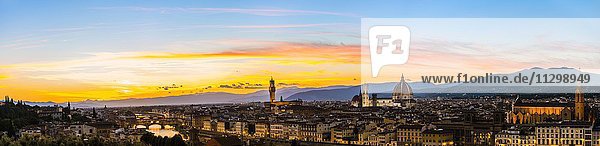 Panoramablick vom Piazzale Michelangelo  Stadtansicht bei Sonnenuntergang mit Dom  Duomo Santa Maria del Fiore  Palazzo Veccio und Ponte Veccio  Florenz  Toskana  Italien  Europa