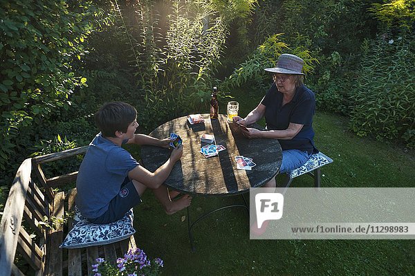 Großmutter mit Enkel beim Karten spielen  Bayern  Deutschland  Europa