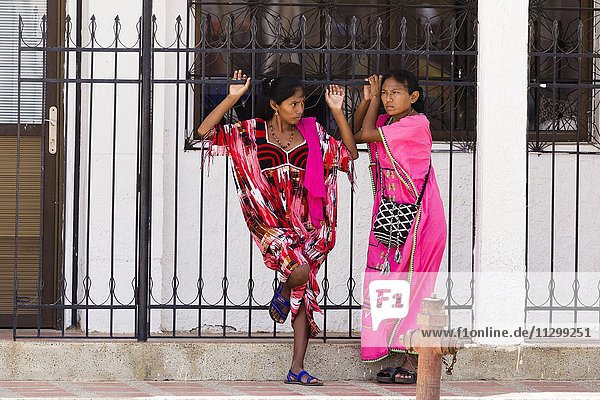 Wayuu oder Guajiro Frauen  Ureinwohner  Eingeborene  Uribia  Kolumbien  Südamerika