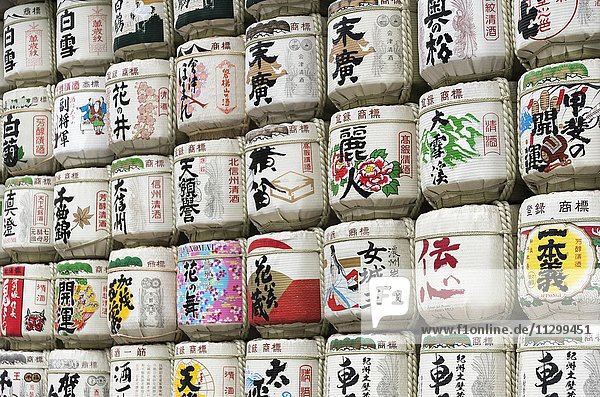 Sake-Fässer am Meiji-Jingu-Schrein  Tokio  Japan  Asien